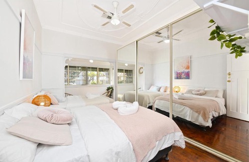 Hurstville House | Comfortable Queen Beds & Home Cinema for Family Getaways