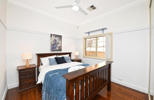 Hurstville House | Comfortable Queen Beds & Home Cinema for Family Getaways