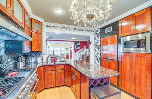 Midtown House | Premier Houston Home with Deck, Minutes from Downtown!