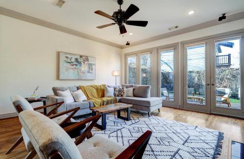 South Central Houston House | Inviting Townhome near TMC/NRG Stadium, Pets Welcome!