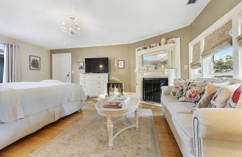 Sturgeon Bay Hotel | Deluxe King Suite with Private Balcony & Spa Amenities