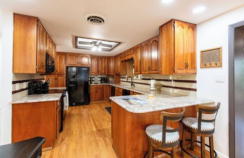 Applewood Villages House | Guest Rated 9.8: King Beds, Pool & Spa with Mountain Views
