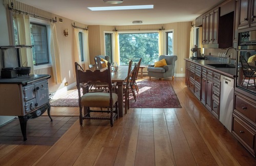 Salt Spring Island Cottage | Spacious lakefront cottage, Salt Spring Island. Great sunsets, central location