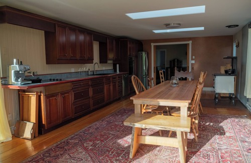 Salt Spring Island Cottage | Spacious lakefront cottage, Salt Spring Island. Great sunsets, central location
