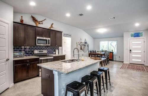 Lago Vista House | Lake Travis Getaway with Pool and Boat Parking