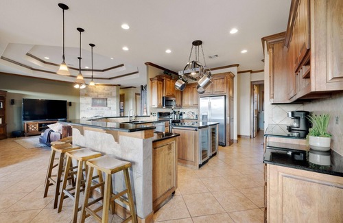 Point Venture House | Scenic Lake Travis Retreat: Game Room & Relaxing Spa