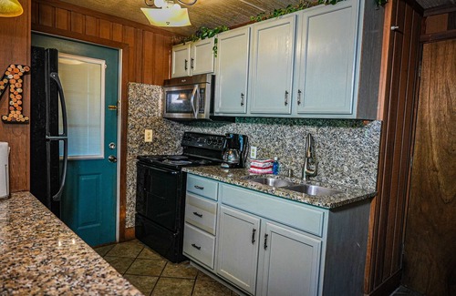 Pine Mountain Ski Chalet | Relaxing Lake View Chalet for Unforgettable Family Getaways