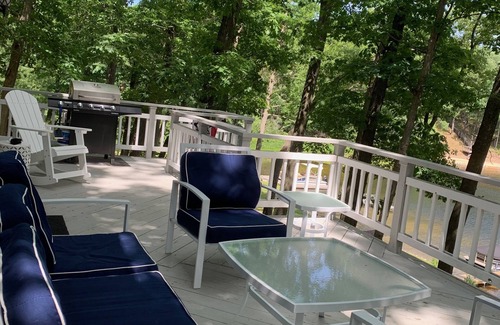 Fountain House | Unwind by the All-Sports Lake Near Ludington's Finest