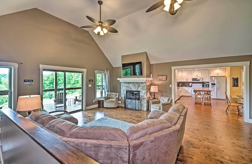 Mammoth Cave House | Ideal Lakehouse Retreat with Pool at Mammoth Cave