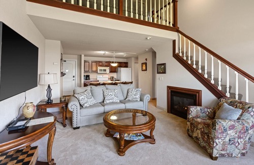 Birchwood Condo | Elegant Lakeside Condo at Tagalong Golf Resort with Pool
