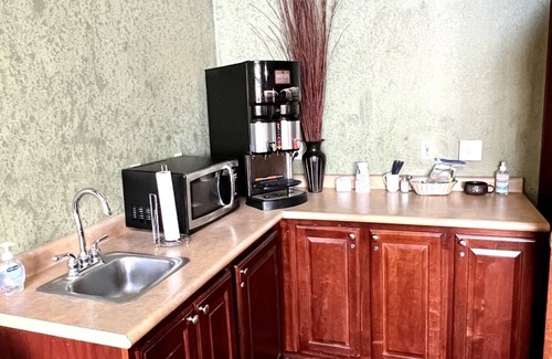 Birchwood Condo | Elegant Lakeside Condo at Tagalong Golf Resort with Pool