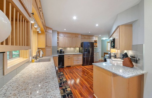 Amery House | Idyllic Lakeside Retreat with Pool and Family Amenities