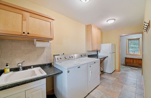 Amery House | Idyllic Lakeside Retreat with Pool and Family Amenities