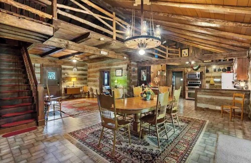Franklin Cabin | Welcoming Cabin at Harding with Breakfast & Kitchen Access