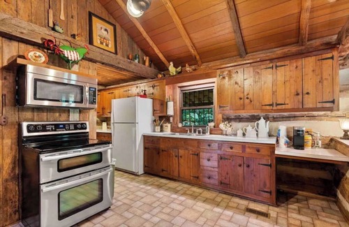 Franklin Cabin | Welcoming Cabin at Harding with Breakfast & Kitchen Access