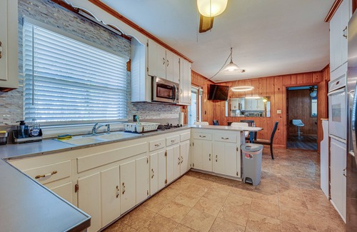 Lexington House | Relaxing Lexington Retreat with Pool Table & Cozy Fireplace