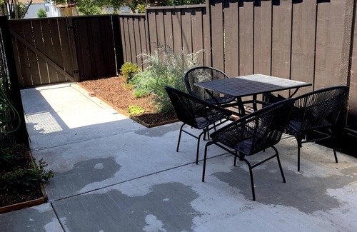Elmwood Apartment | Bright Flat in Leafy Neighborhood with Pet-Friendly Amenities
