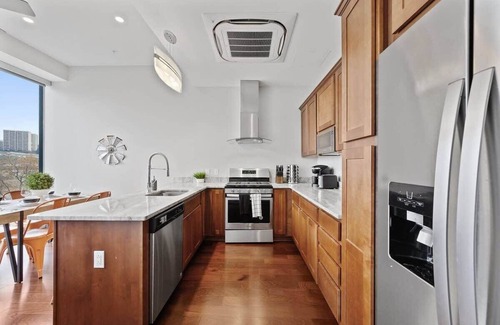 Downtown Pittsburgh House | Downtown Loft with Gym & Free Parking - Rated 10/10!