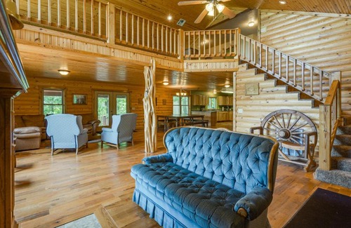 Fairland House | Family-Friendly Log Cabin in Fairland, Steps from Grand Lake