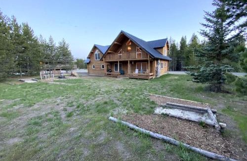 Island Park House | Spacious Log Cabin Retreat with Game Room & Hot Tub Near Island Park, Idaho