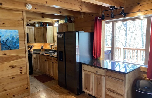 New Plymouth Cabin | Cozy Log Cabin with Jacuzzi & Fire Pit - Rated 10/10
