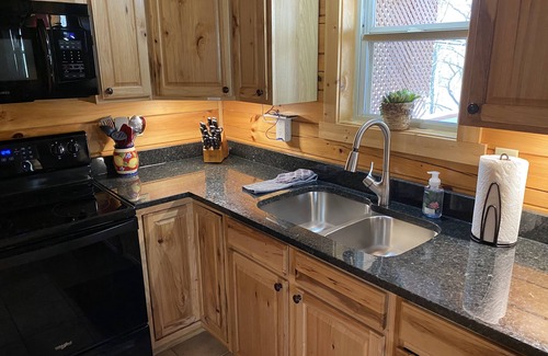New Plymouth Cabin | Cozy Log Cabin with Jacuzzi & Fire Pit - Rated 10/10