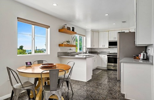 Los Angeles House | Prime Los Angeles Home with Ocean View - Near Downtown