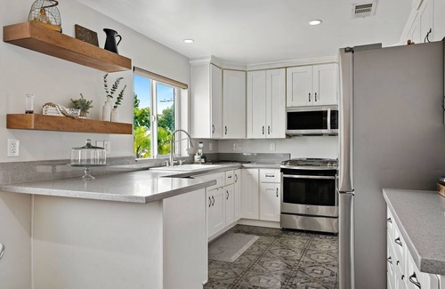 Los Angeles House | Prime Los Angeles Home with Ocean View - Near Downtown