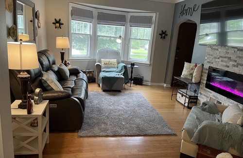 Oak Park Apartment | Guest Favorite: 2-Bedroom Retreat with Free Parking