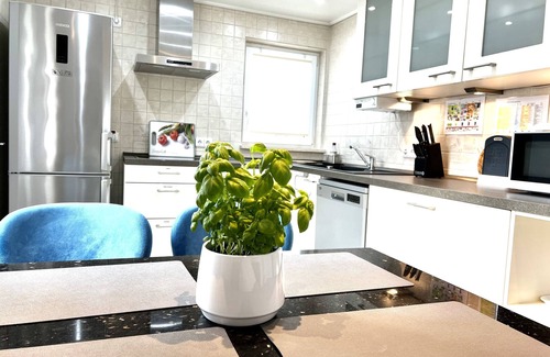 Waggershausen Apartment | Elegant Oceanfront Apartment with Pool & Lake Views
