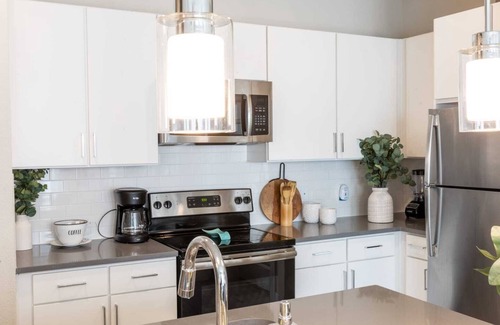 Woodlake - Briar Meadow Apartment | Elegant Apartment in Galleria HTX with Family-Friendly Amenities