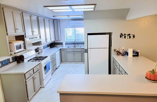 Roseville House | Ideal Retreat with Home Comforts in Central Location