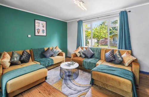 Bristol House | Spacious Luxury Garden House Free Parking