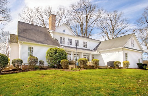 Mills River House | Idyllic Countryside Getaway with 8 Bedrooms & Private Pond