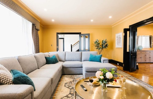 Lockleys House | Relaxing 5BR Retreat with Beach & City Access Awaits You