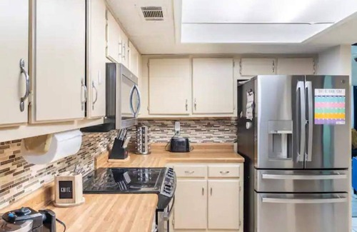 Ellendale House | Stylish 2BR Oasis with Loft and Fantastic Amenities