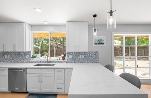 Riverside House | Spacious mid-century dream with a big pool 5 mins to downtown Austin original!