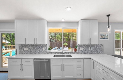 Riverside House | Spacious mid-century dream with a big pool 5 mins to downtown Austin original!