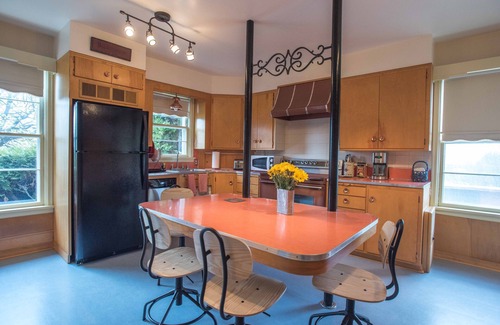 Hamilton House | Family-Friendly Mid Century Retreat Near City Center