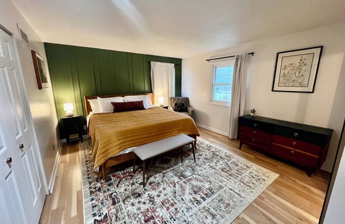 Kalamazoo House | Spacious Mid-Century 5-bedroom house, Reunion & Retreat Ready