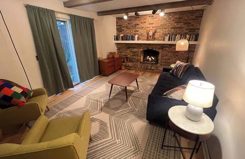 Kalamazoo House | Spacious Mid-Century 5-bedroom house, Reunion & Retreat Ready