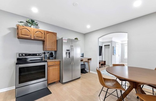 Wyandotte Apartment | Spacious Mid Century Modern 1 Bed 1 Bath 65" TV