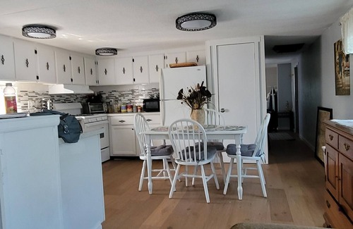 Kiteley House | Spacious Mobile Home with Lake View and BBQ Porch