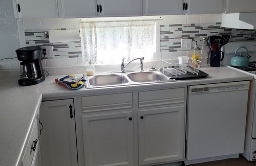Kiteley House | Spacious Mobile Home with Lake View and BBQ Porch