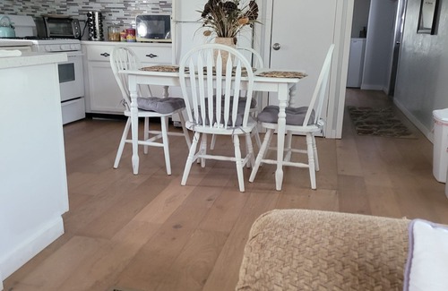 Kiteley House | Spacious Mobile Home with Lake View and BBQ Porch