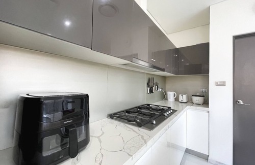 Fairfield West House | Serene 2 En-suite Home with Spa Near Shops & Transport