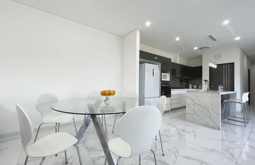 Fairfield West House | Serene 2 En-suite Home with Spa Near Shops & Transport