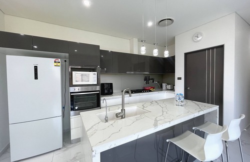 Fairfield West House | Serene 2 En-suite Home with Spa Near Shops & Transport