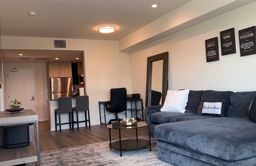 Burbank Apartment | Modern 1-Bedroom Oasis in Noho - Pet and Child Friendly