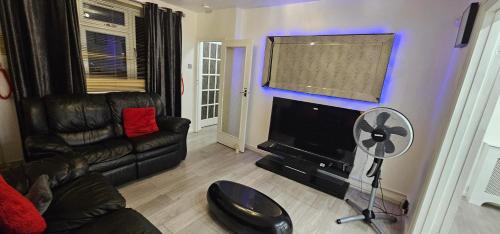 Heath House | Spacious & Modern 2-Bed House in Dagenham